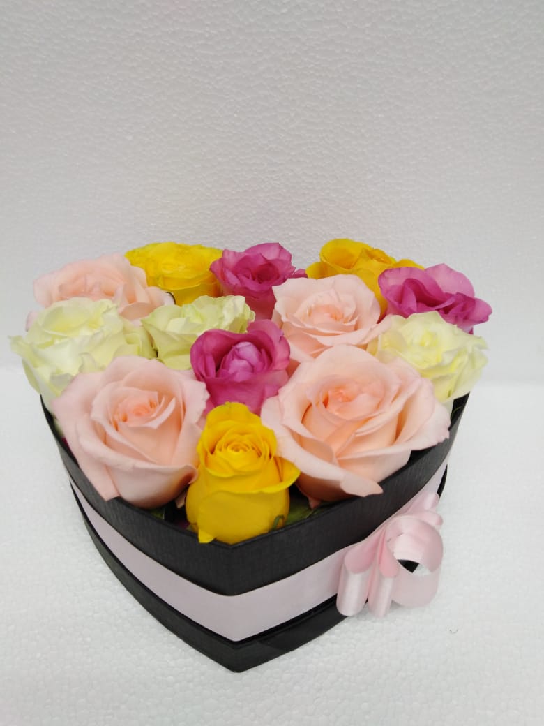 12 Rosas Primaverales en Caja Corazn 